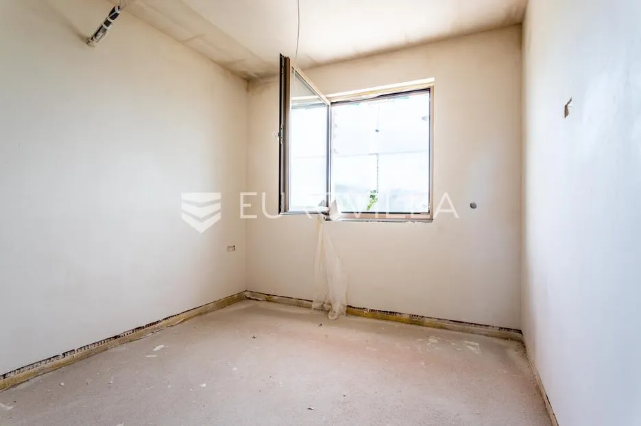 vodice, moderna novogradnja, trosoban stan s pogledom na more, 300 m od mora, 2k3 - slika 8