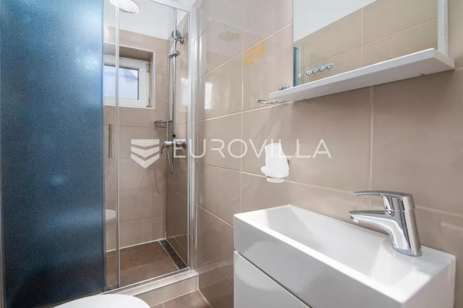 banjole, prekrasna uređena kuća nkp 350 m2 na velikoj okućnici od 3300 m2 - slika 29