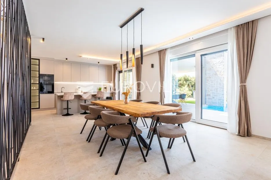 brodarica, moderna vila s bazenom, 283,62 m² - slika 11