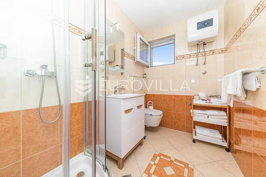 kaštel sućurac, predivna kuća s bazenom u prvom redu do mora - slika 25