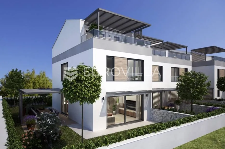 poreč, prekrasan trosobni stan u kući u nizu od 125 m2 s velikim vrtom - slika 2