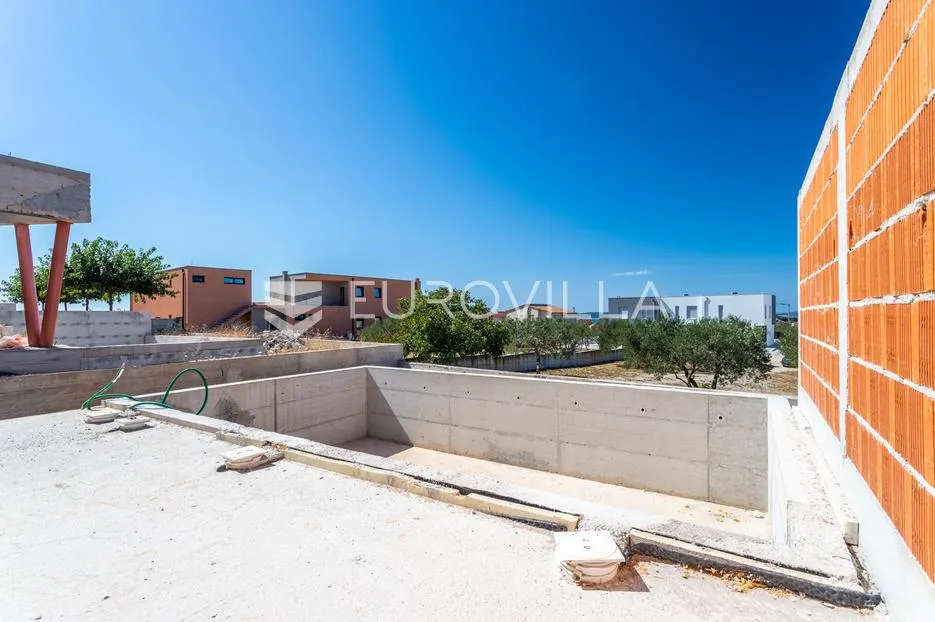 vodice, prostran stan s bazenom i dvorištem, 165,37 m² - slika 10