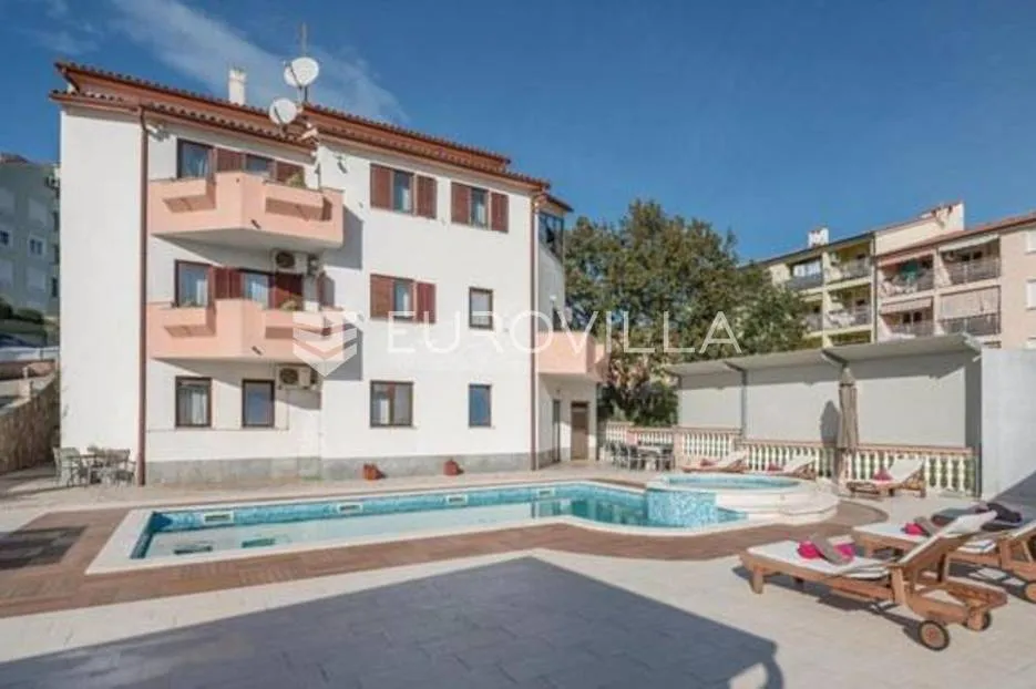 pula, apartmanska kuća s bazenom na uređenoj okućnici, 350 m od mora - slika 2