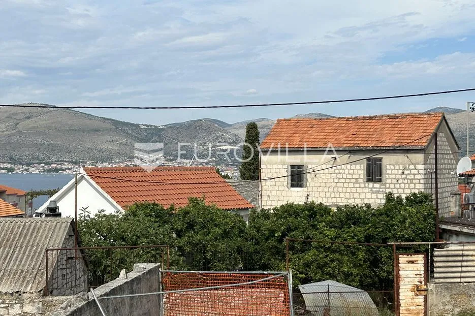 trogir, okrug gornji, stara kuća u nizu površine 150 m² - slika 2