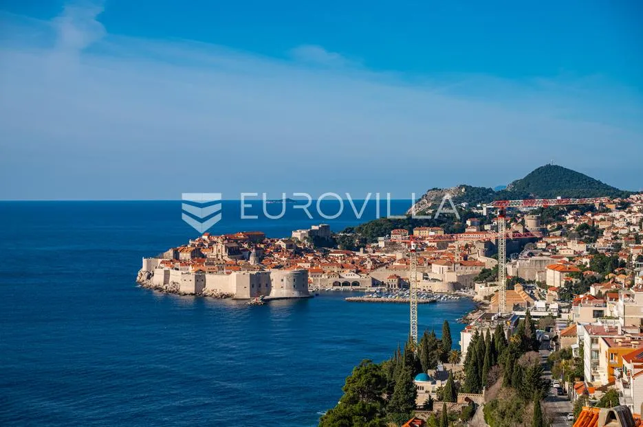 Dubrovnik, prostran trosoban stan s balkonom i pogledom