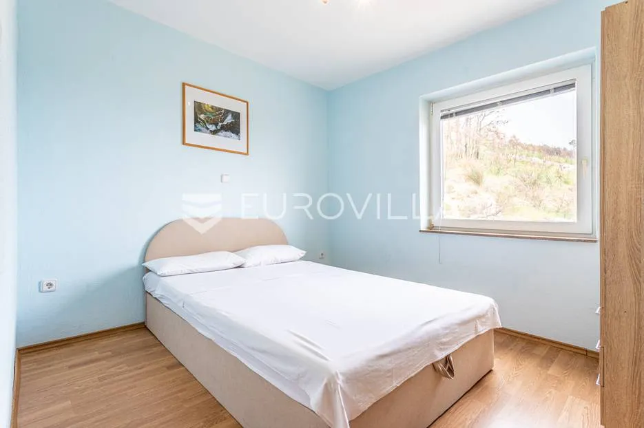 omiška rivijera- lokva rogoznica, apartmanska kuća s 8 stanova, udaljena 300 m od mora. - slika 30