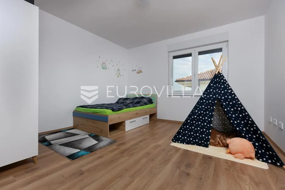 vrbnik, novogradnja od 152 m² s dvorištem - slika 16