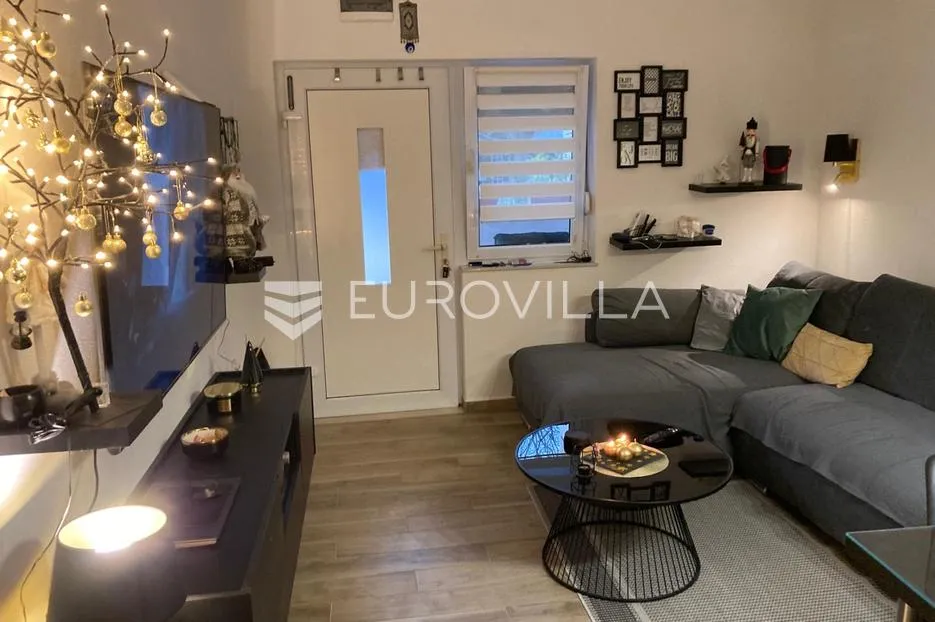 starigrad, tribanj, prostrana kuća s pogledom na more i šest apartmana - slika 8
