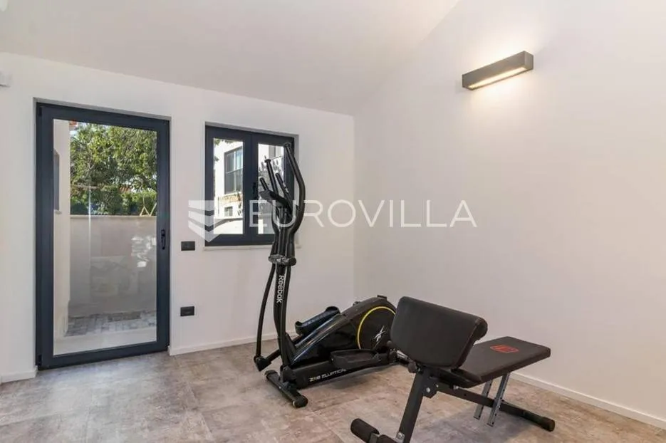 istra, ližnjan, vila 294 m2 s grijanim bazenom i uređenom okućnicom - slika 35