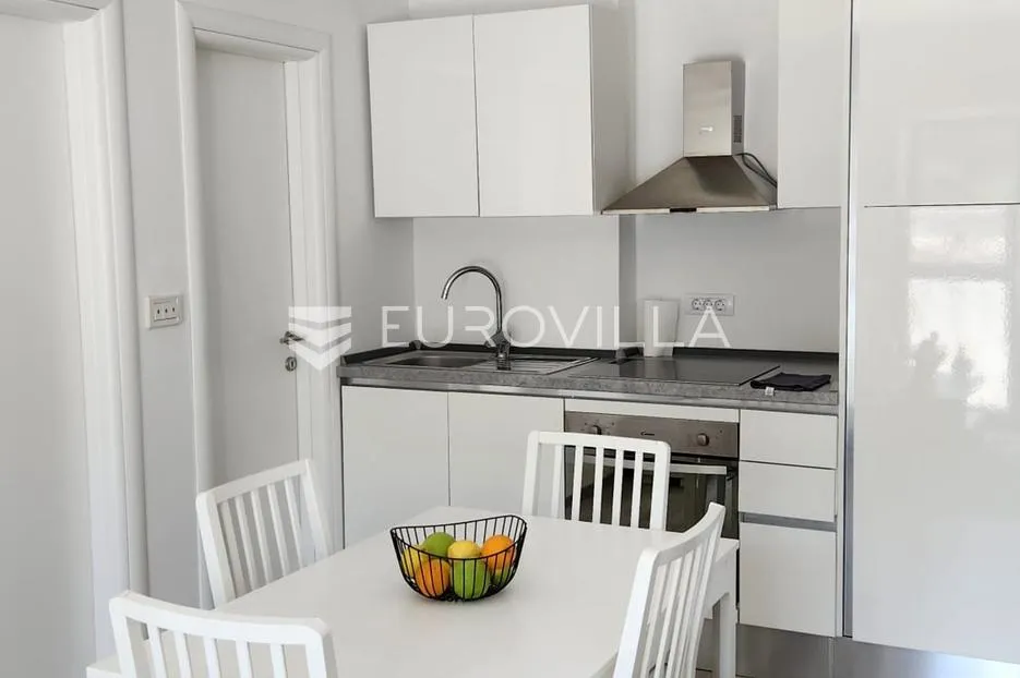brač, selca, prvi red do mora kuća s apartmanima i poslovni prostor - slika 5