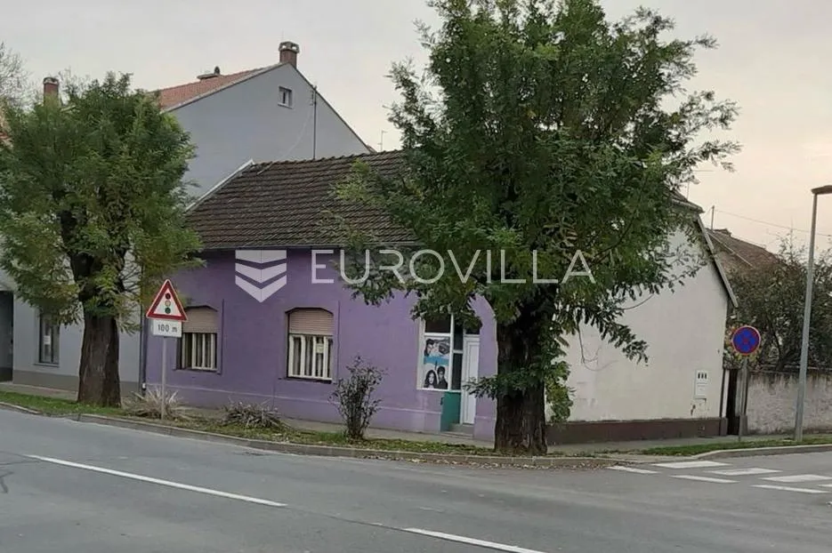 Vukovar, širi centar, kuća na uglu s poslovnim prostorom, parcela 450 m²