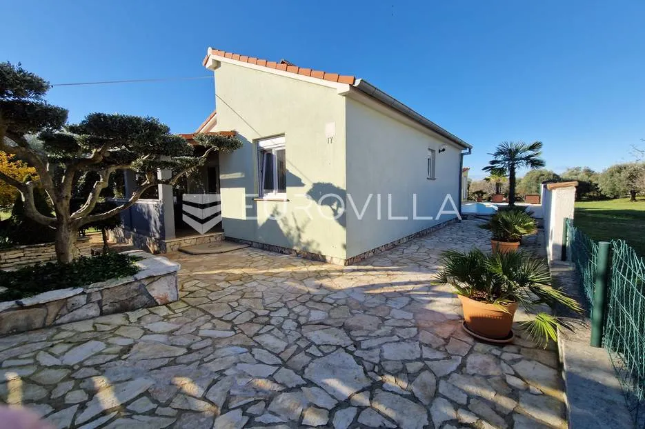istra, pula - veli vrh, dvije samostojeće prizemnice sa bazenom nkp 50 m2 i 90 m2 - slika 48