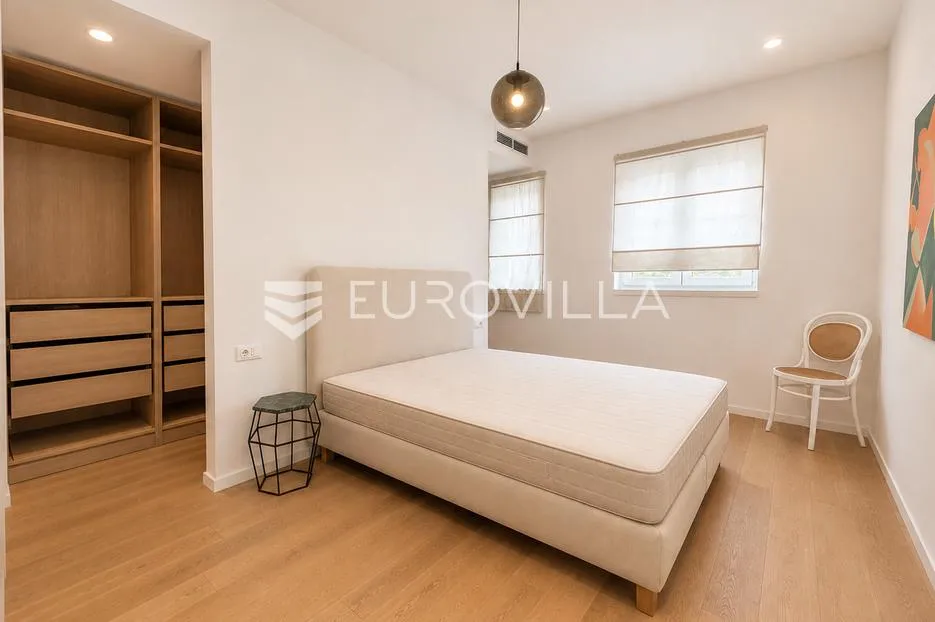 split, žnjan, morska vila, trosoban stan s lođom i dva garažna mjesta, pogled na more - slika 4