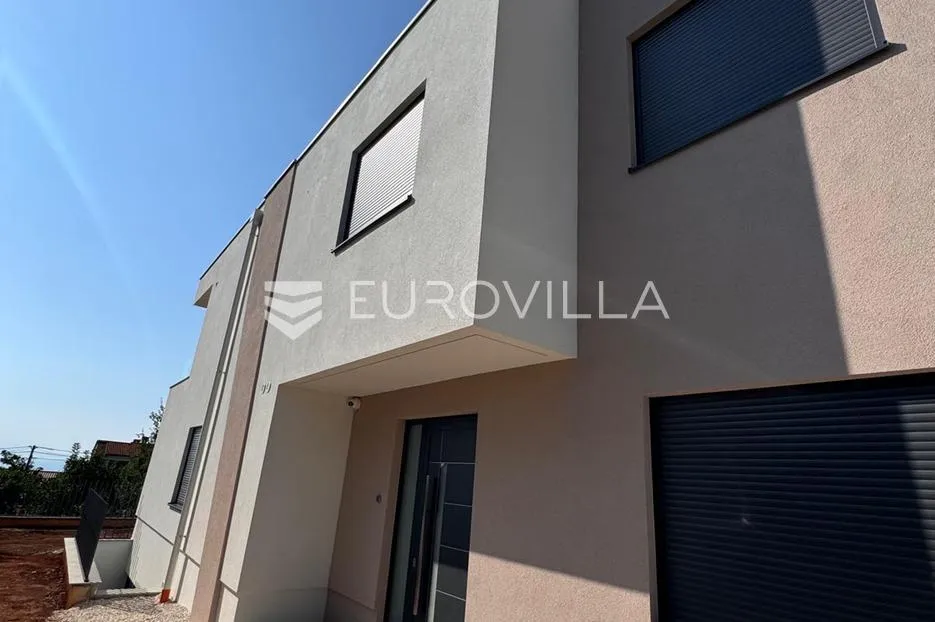 Opatija, Pobri, dvoetažni stan s vrtom i pogledom na more, ukupne površine 162,29 m²