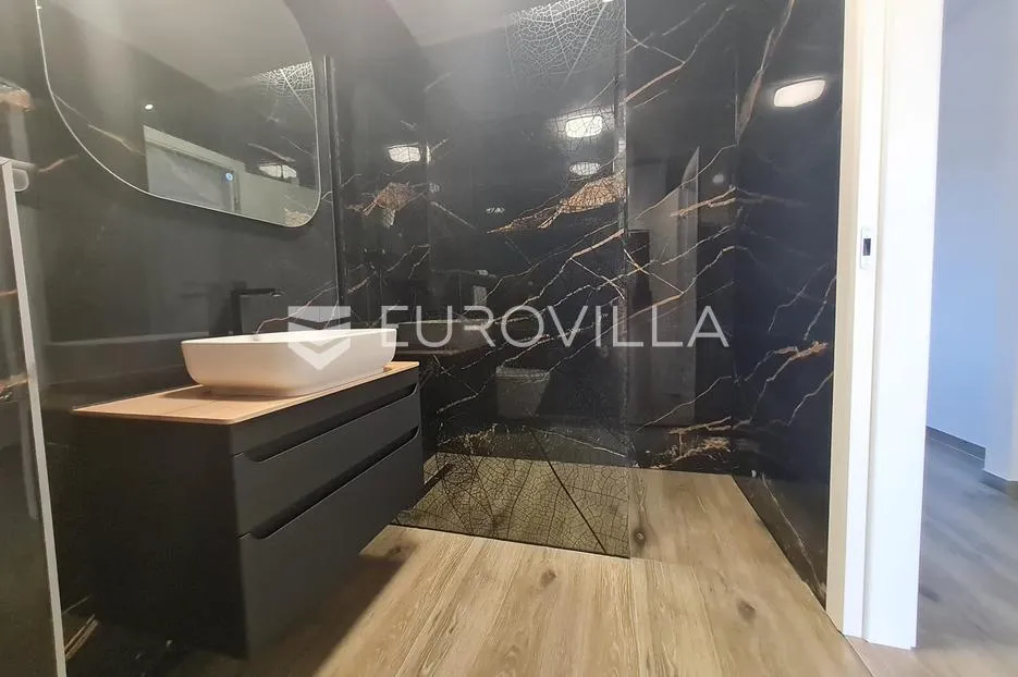 vir, luksuzan apartman s 3 spavaće sobe, prvi red do mora, centar otoka - slika 15