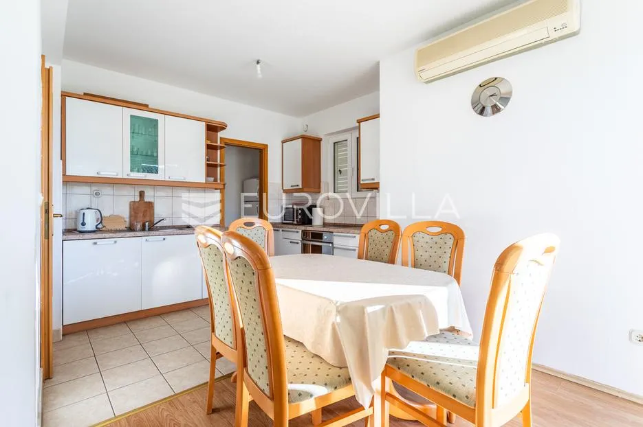 makarska, opremljen dvoetažni stan sa šest soba i privatnom garažom - slika 5