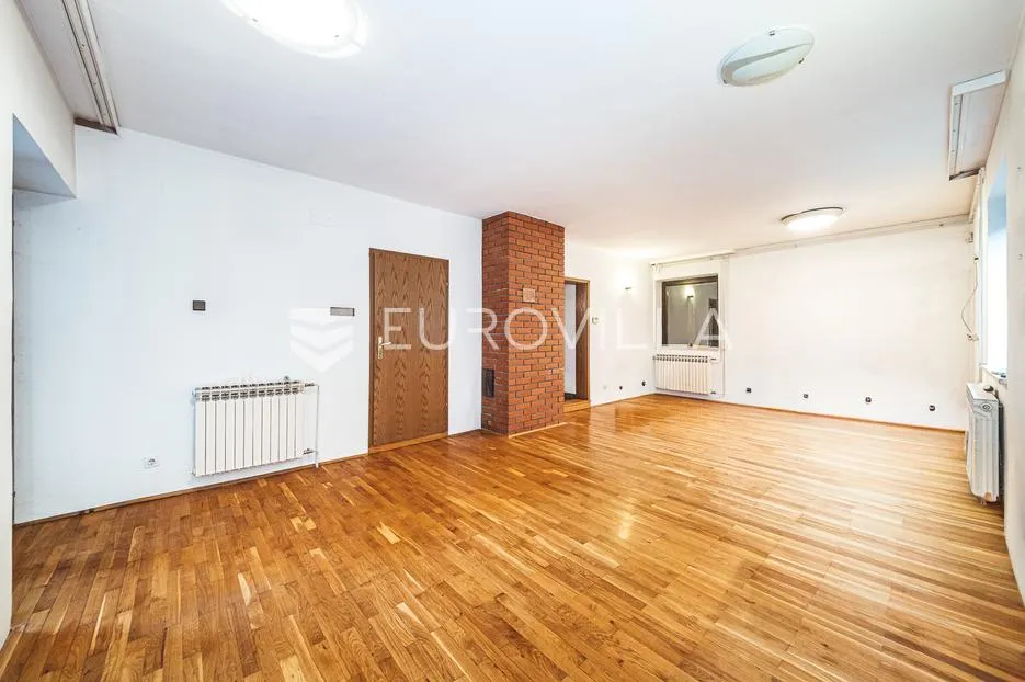 Zagreb, Lučko, obiteljska kuća s dva stana na parceli površine 1848 m² - Lučko, Zagreb