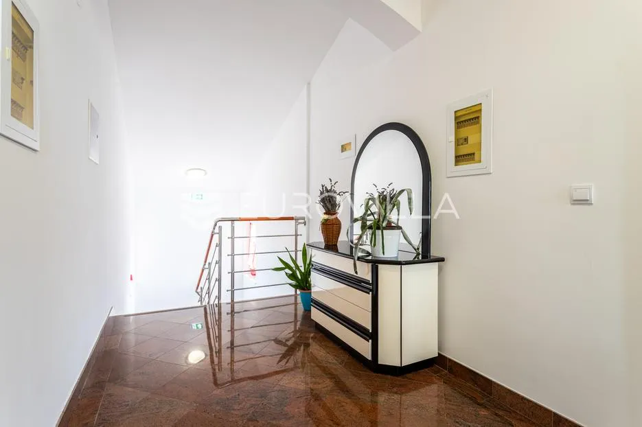 primošten, prekrasna villa sa velikim bazenom - slika 8