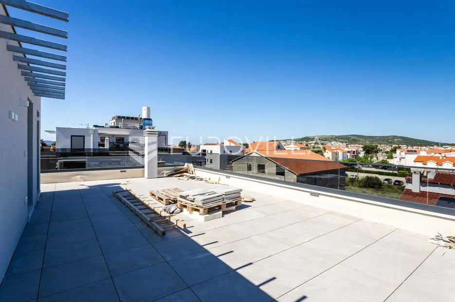vodice, trosoban stan s krovnom terasom - slika 3