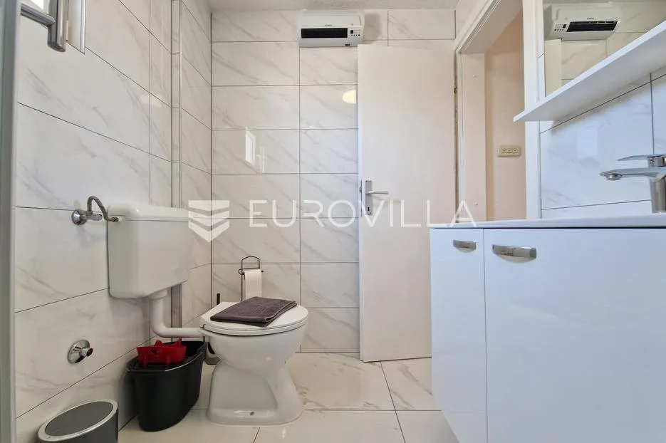 vir, simpatičan trosoban apartman svega 80 m od plaže s prostranom terasom - slika 24