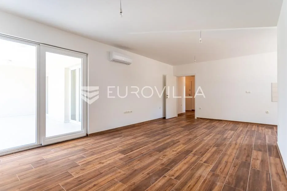 čiovo, trosoban stan na drugoj etaži, prvi red do mora - slika 4