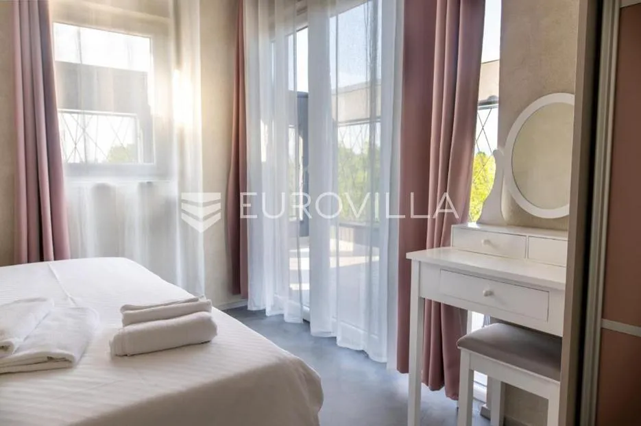 krk, dobrinj, moderna dvojna kuća s bazenom i saunom 107 m², okućnica 315 m² - slika 21