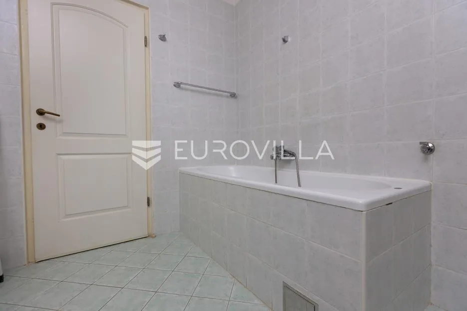 lovran, centar, četverosoban stan od 109 m², pogled na more, 20 m od plaže - slika 17