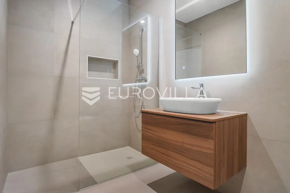 istra, rovinjsko selo, jedinstvena katnica 250 m² - slika 10