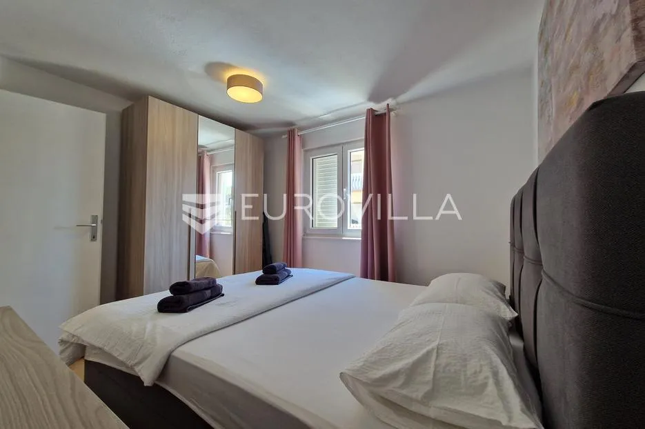 vir, simpatičan trosoban apartman svega 80 m od plaže s prostranom terasom - slika 29