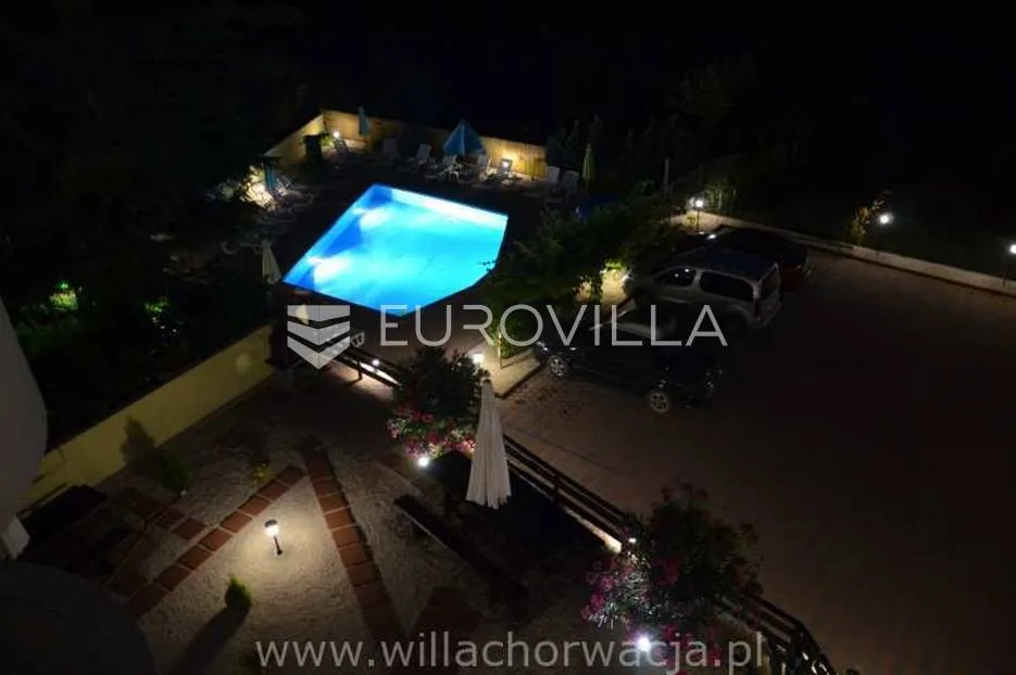 medulin, velika stambena zgrada 300 m od mora - slika 18