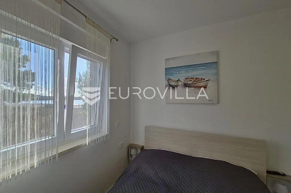vir, prizemni apartman s 2 spavaće sobe, 40 m od mora, top lokacija - slika 28