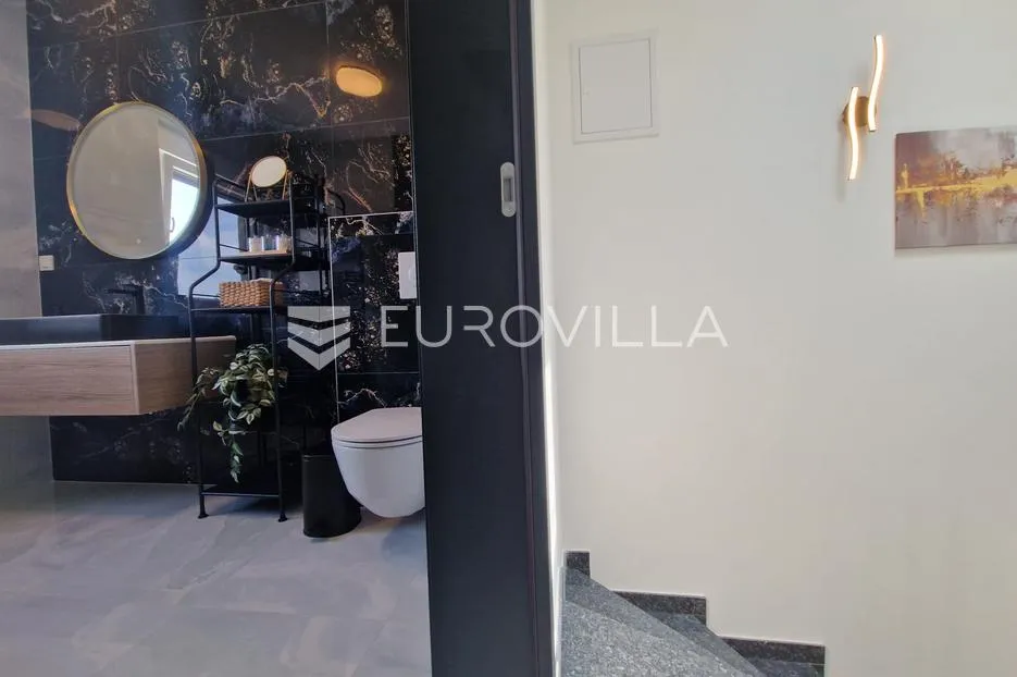 vir, predivna moderna vila s bazenom u centru mjesta, vrhunska lokacija, 450 m od mora - slika 56