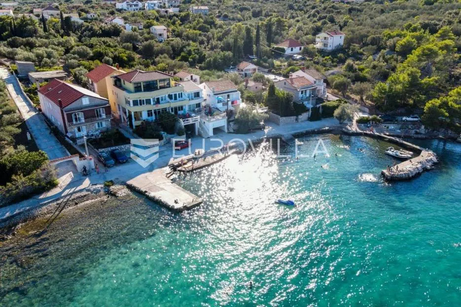 Otok Ugljan, kuća s pet apartmana prvi red do mora - Kukljica