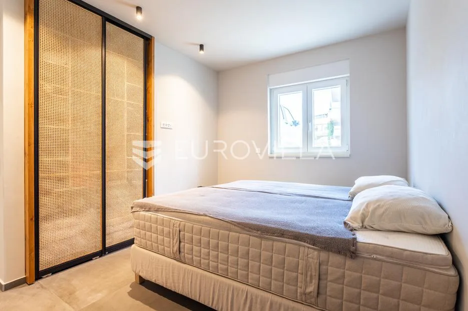 žaborić, prekrasan trosoban stan na samoj plaži, 121,99 m² - slika 11