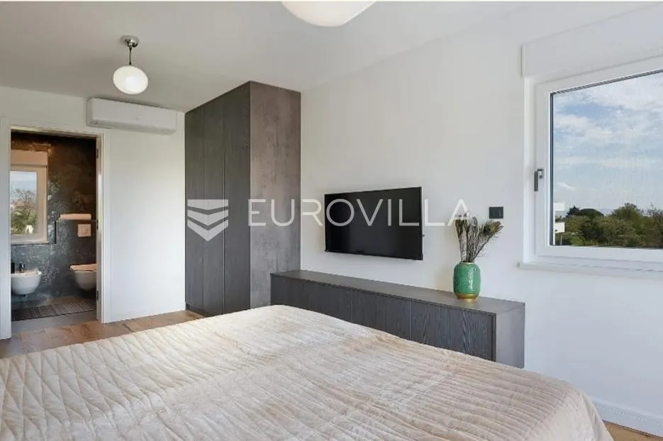 istra, krnica, prekrasna moderna vila od 135 m² na velikoj uređenoj okućnici - slika 25