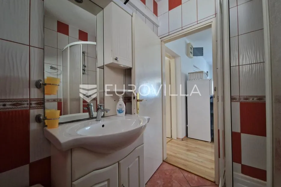 vir, samostojeća kuća s uređenim apartmanom i roh bau katom, 500 m od mora - slika 16