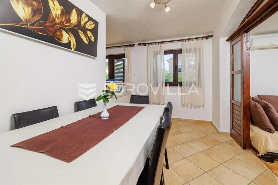 krk, punat, samostojeća kuća s dva apartmana po 100 m², studio apartman, bazen, garaža, sauna - slika 17