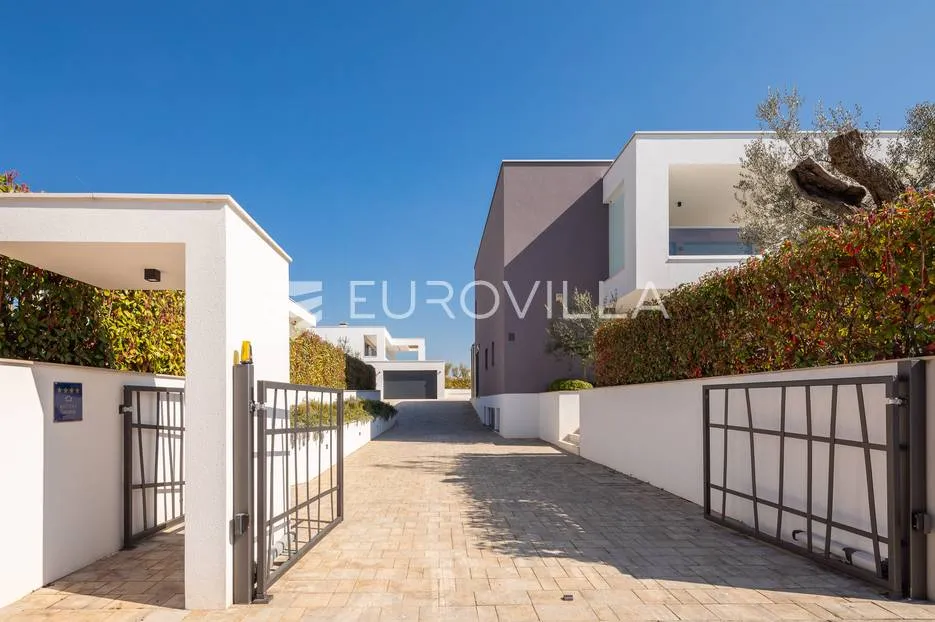 istra, vodnjan vila s pogledom na brijune 499 m2 - velika okućnica - slika 60
