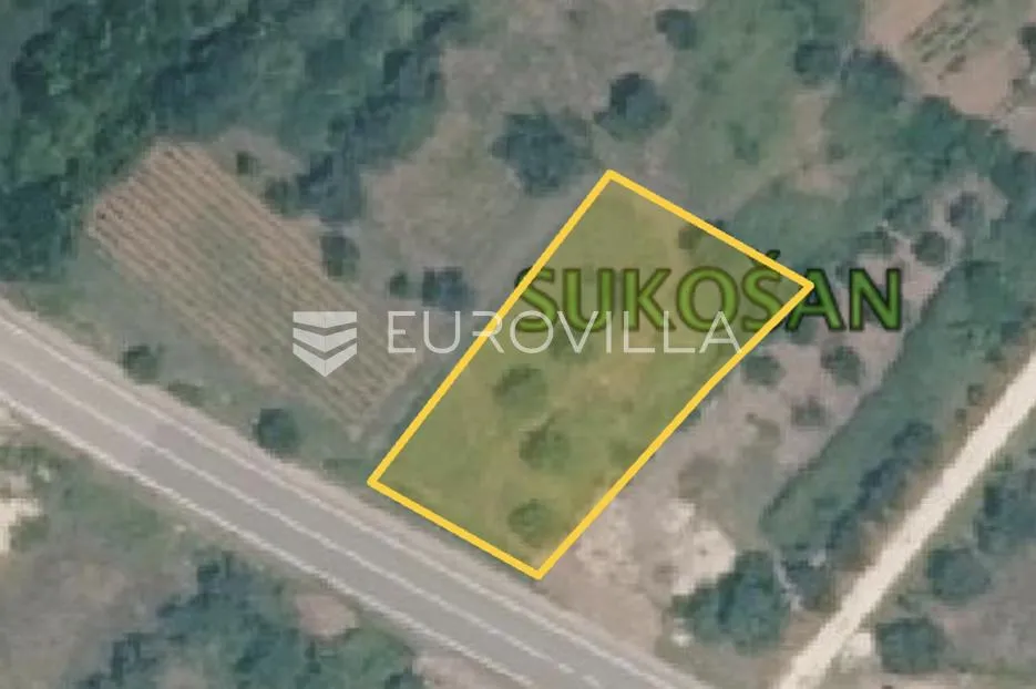 Zadar, Sukošan, građevinsko zemljište uz magistralu, 1.014 m² – idealno za vilu, apartmane..