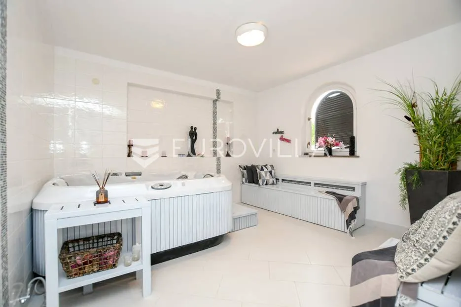 istra, umag, prekrasna kuća s bazenom prvi red do mora 430 m² - slika 53