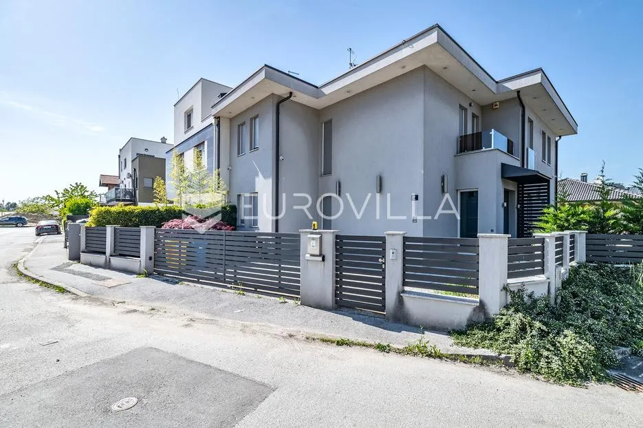 zagreb, blato, luksuzna dvojna kuća 320 m² - slika 19