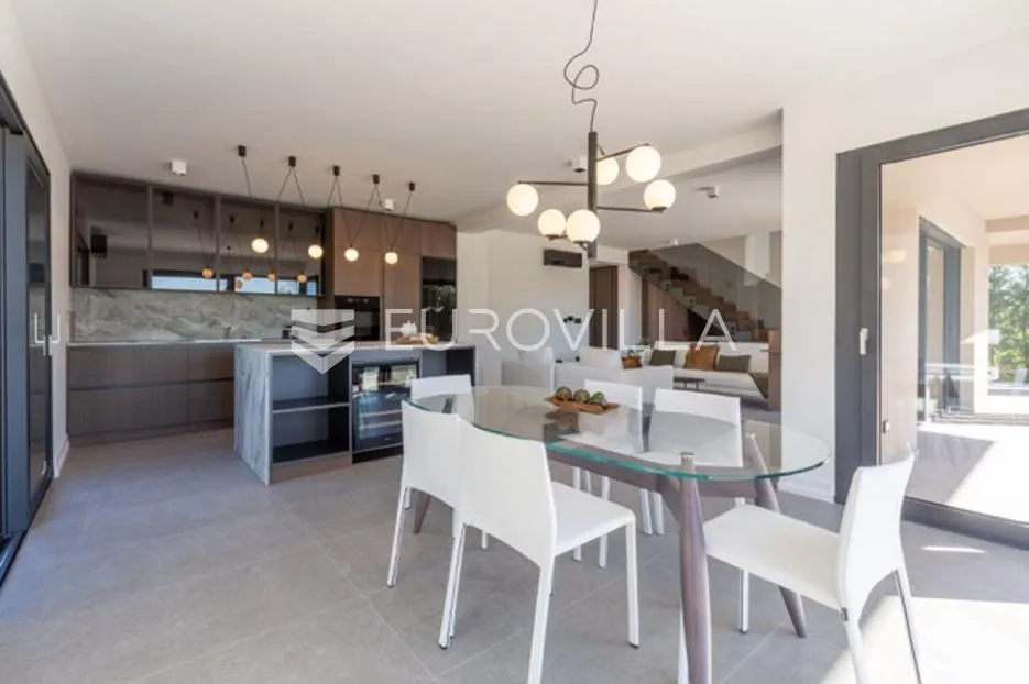 fažana, moderna vila 275 m² na velikoj besprijekornoj okućnici s grijanim bazenom - slika 18