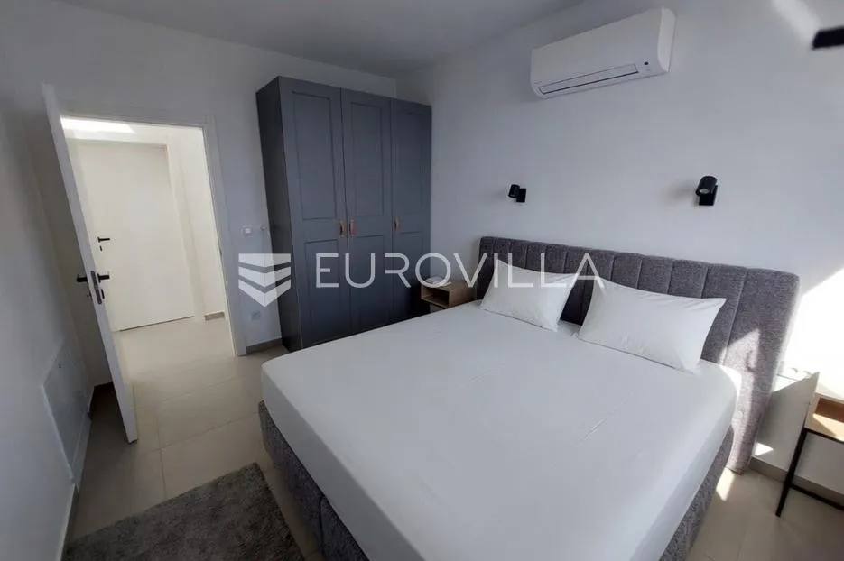 vodice, luksuzan dvoetažni stan s bazenom i garažom, potpuno opremljen - slika 5
