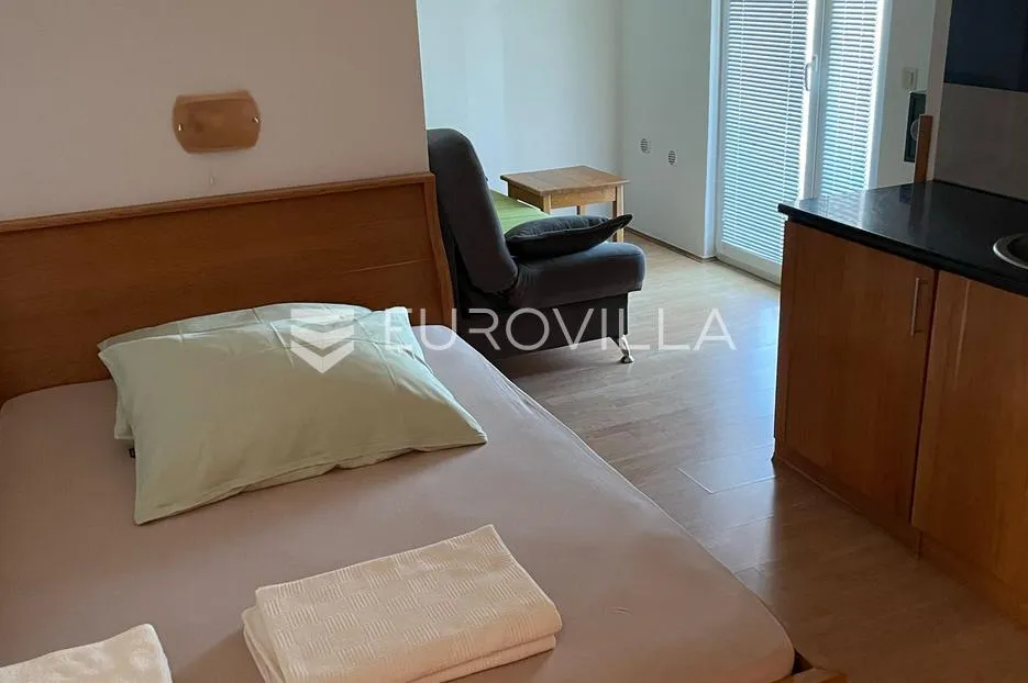 zadar, vrsi, lijepa kuća s apartmanima i vrtom - slika 22
