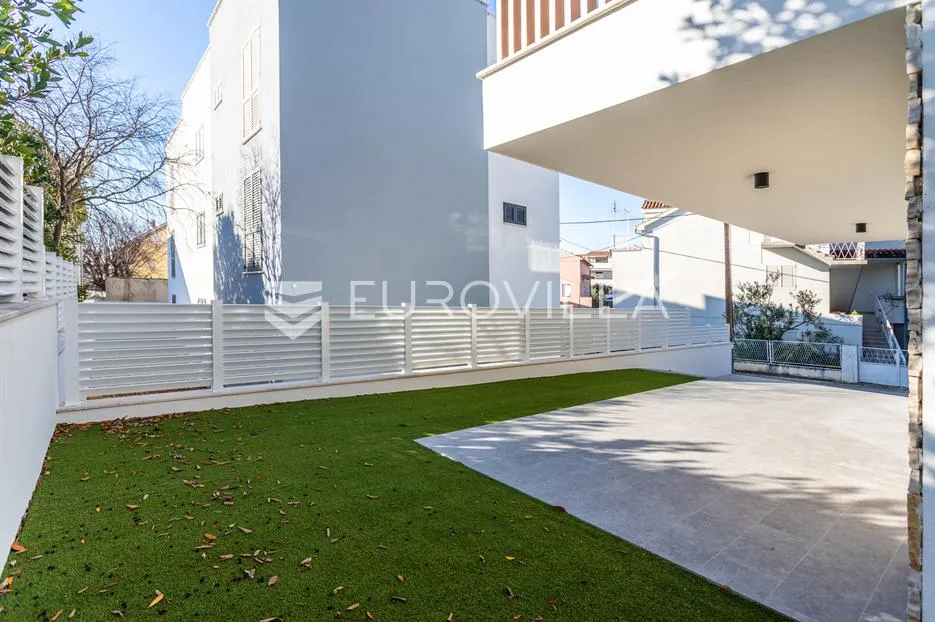 vodice, novogradnja, prostran apartman s dvorištem u centru mjesta, 148,24 m² - slika 16