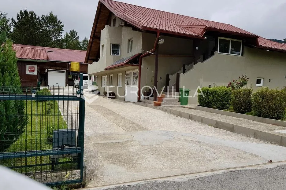 Plitvička jezera, Rudanovac, uređena kuća s tavernom i prostranom okućnicom - Rudanovac, Plitvička Jezera
