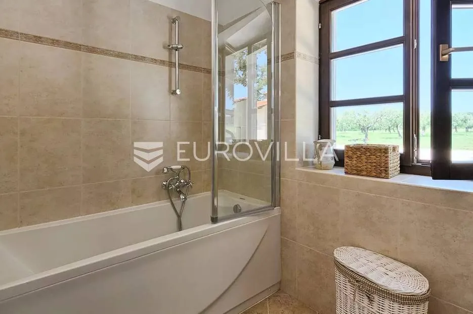 istra, bale, vila s bazenom na imanju od 30.000 m2 u osami - slika 39