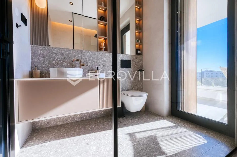 zadar, luksuzna vila s bazenom, savršen spoj elegancije i komfora - slika 48