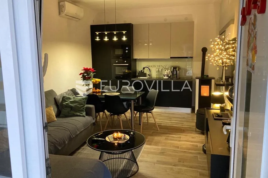 starigrad, tribanj, prostrana kuća s pogledom na more i šest apartmana - slika 7