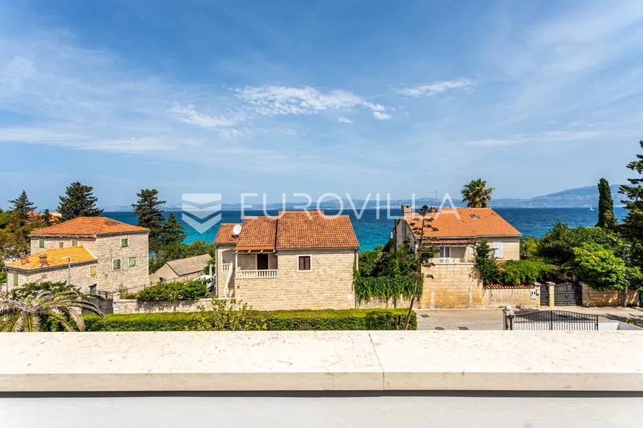 brač, prekrasna vila s velikom okućnicom 20 m od mora - slika 8